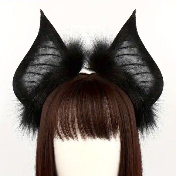 Accessories - The rim with Bat Ears is black
